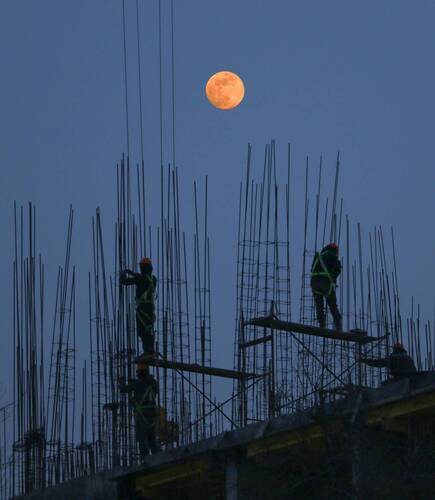 Стройка к Луне.