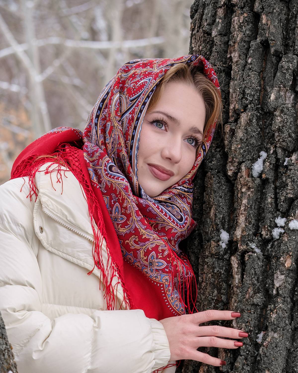 девушка, девушка у дерева, девушка в платке, красный, блондинка, блондинка зимой, Наталья Максимова