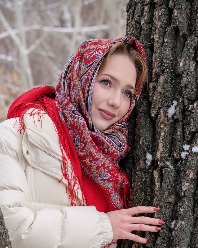девушка, девушка у дерева, девушка в платке, красный, блондинка, блондинка зимой Девушка из сказки фото превью