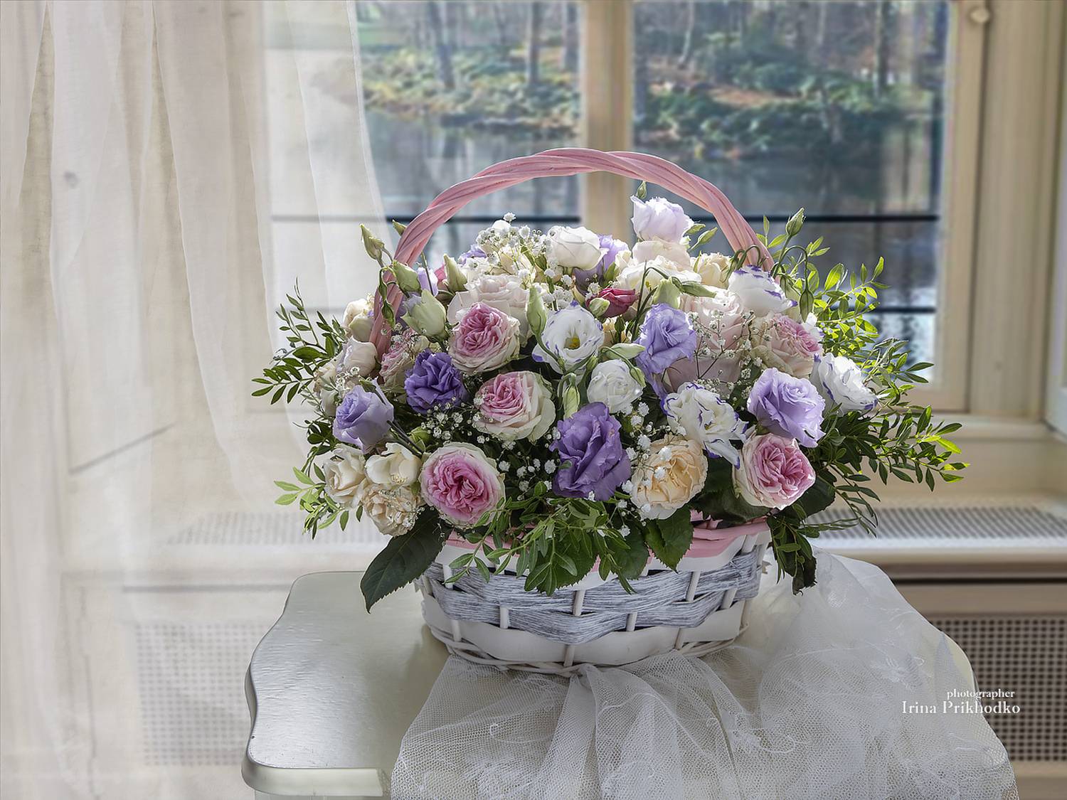 натюрморт, цветы, корзина цветов, композиция, окно, Приходько Ирина