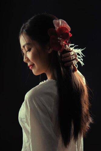 Girl in Vietnamese Ao Dai