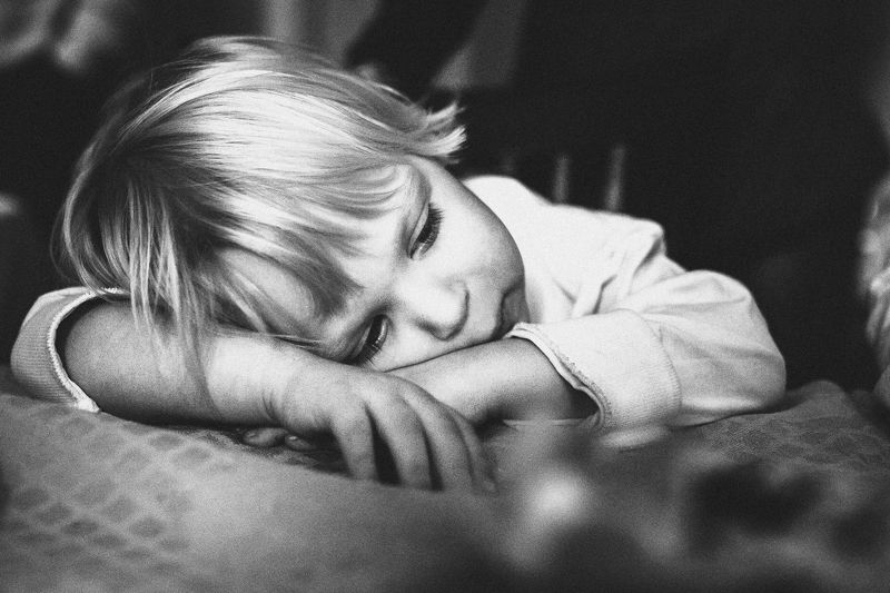 малыш, задумчивость, серьезный, мальчик Серьезность фото превью