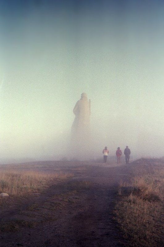 Мурманск, Алёша, памятник, утро, туман, трое, дорога, осень Три к одному... фото превью