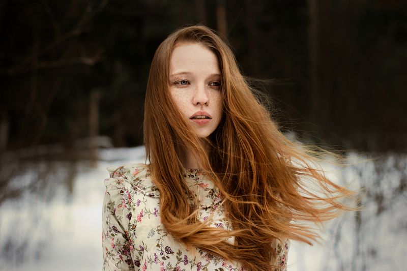 девушка портрет волосы рыжая веснушки ... фото превью