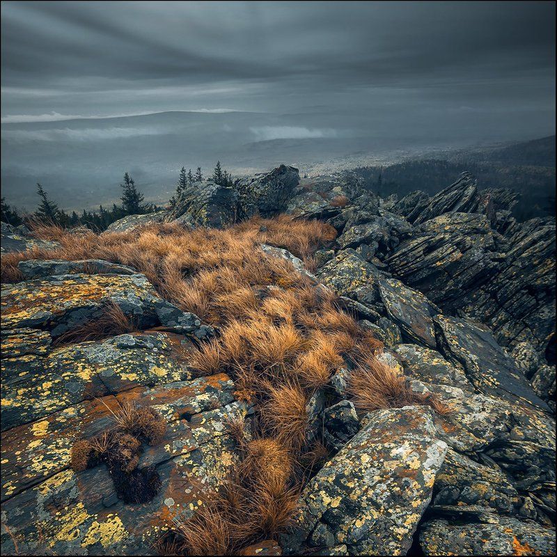 камни, осень, трава, тучи, урал Урал-суровый край фото превью