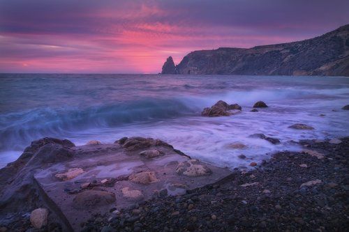 Волны омывали камни.......