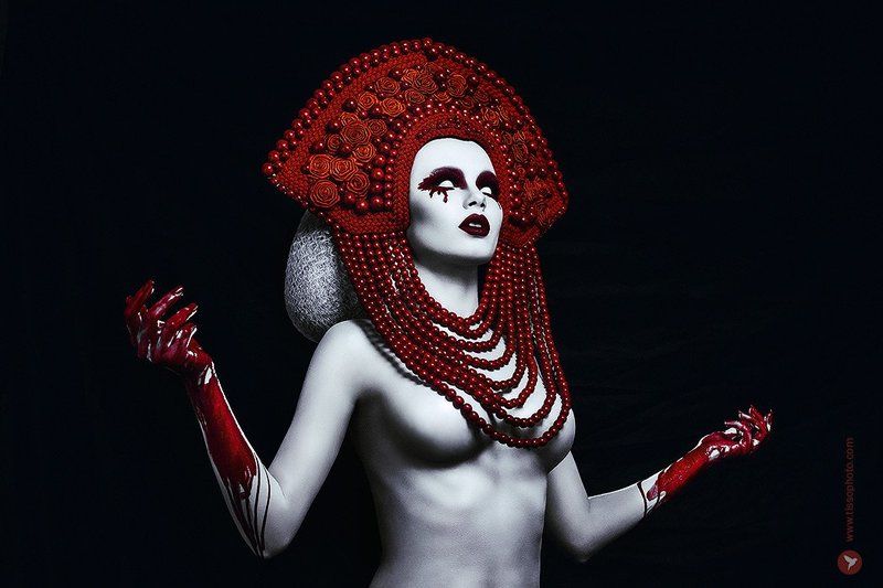 Портрет, украшения, кокошник, цветы, бусы, кровь, слепота, слезы Bloody pearls фото превью