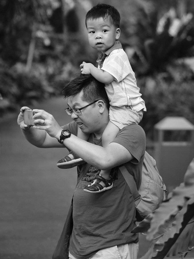 малыш, мальчик, на шее, очки, папа, ребёнок, родитель, телефон, увлечение, фотограф, ALLA SOKOLOVA