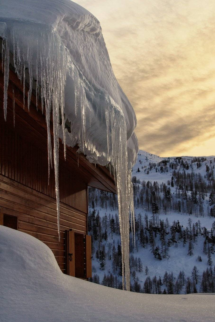 Альпы, Домик, Закат, Крыша, Снег, Сосульки, Ставни, Сугробы, ALLA SOKOLOVA