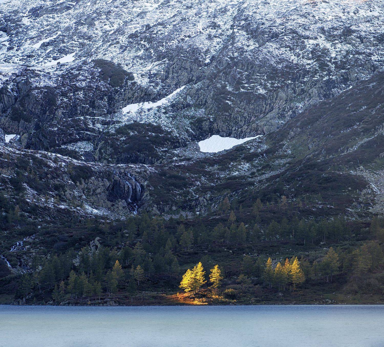озеро, гора, деревья, солнечный луч, снег, Дмитрий Дубиковский
