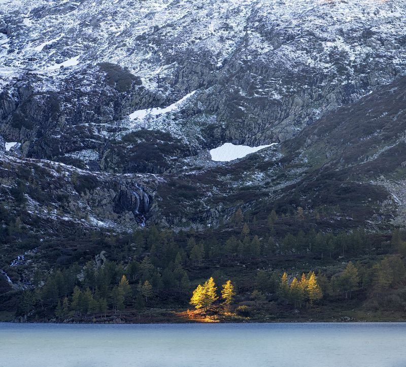 озеро, гора, деревья, солнечный луч, снег Случайный Свет фото превью