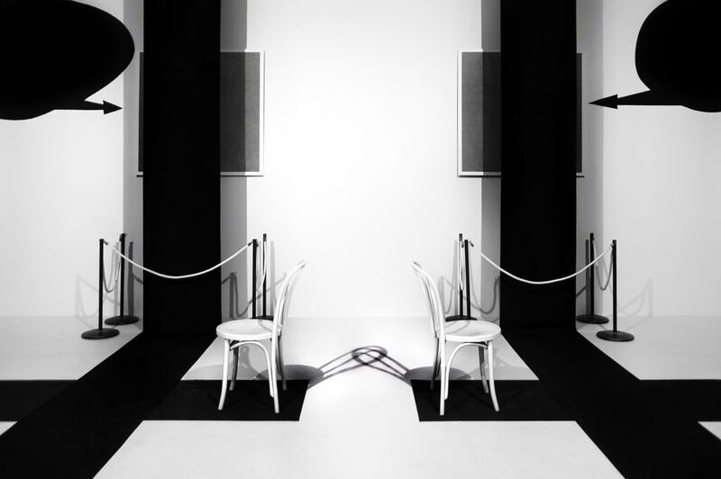 стулья, тени, соприкосновение Остались ли точки соприкосновения? фото превью