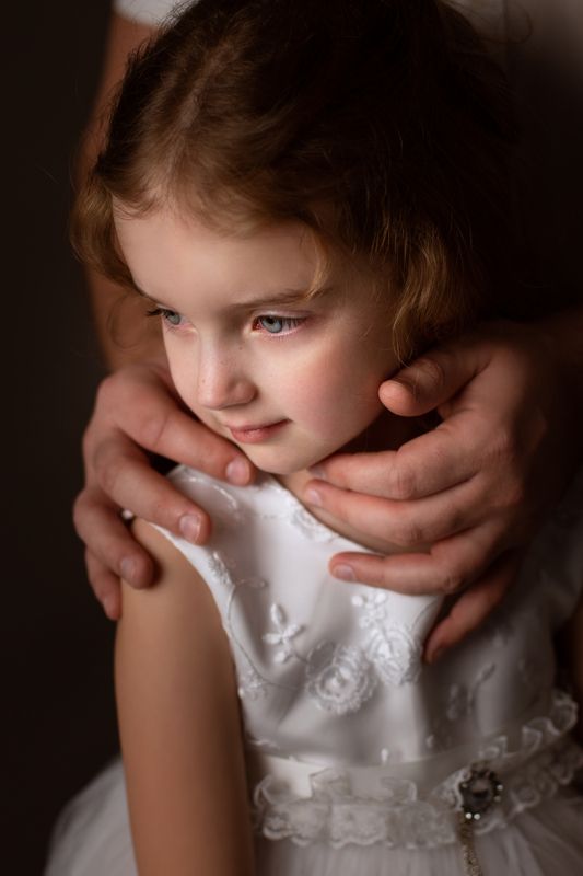 деткая фотография, руки, папа и дочь, кудрявая девочка  фото превью