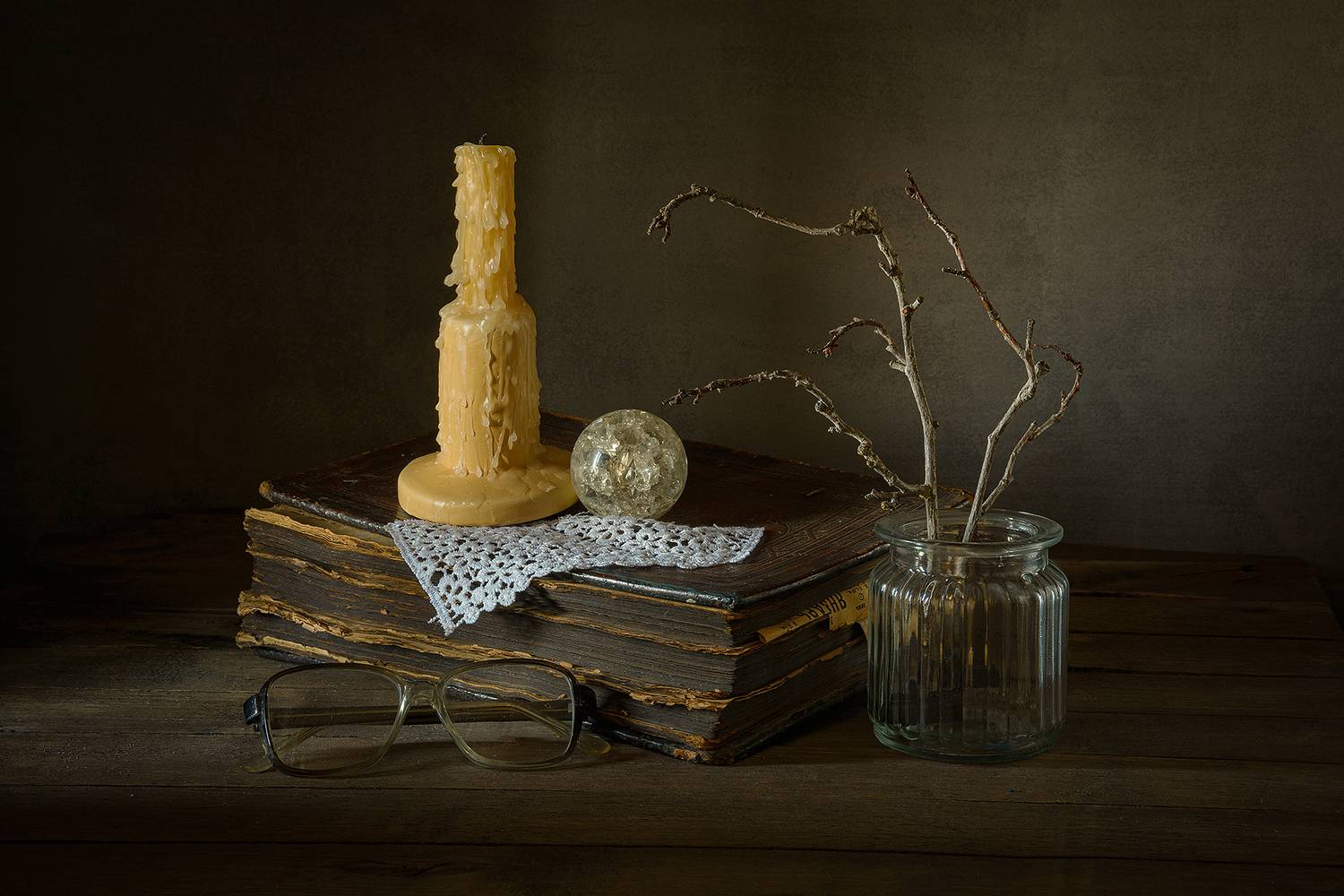 свеча, стеклянный шар, банка, ветки, салфетка, книга, очки, Алексей Бычков