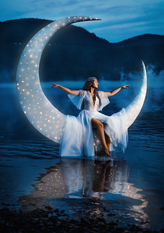 Lady of the Moon фото превью