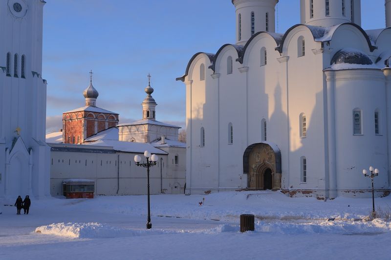 фасад храм собор древний кремль церковь тень солнце свет зима снег кирпичный белокаменный путешествие туризм утро солнечный Стены и силуэты фото превью