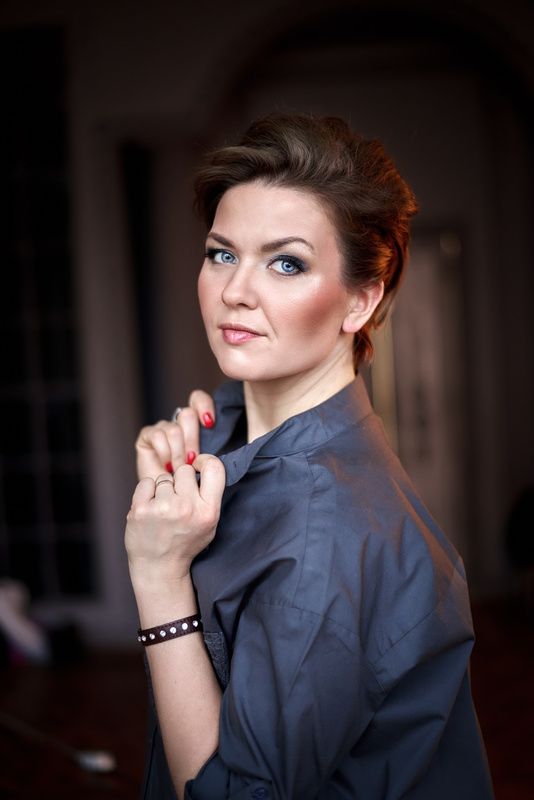 Beautiful girl in the studio фото превью