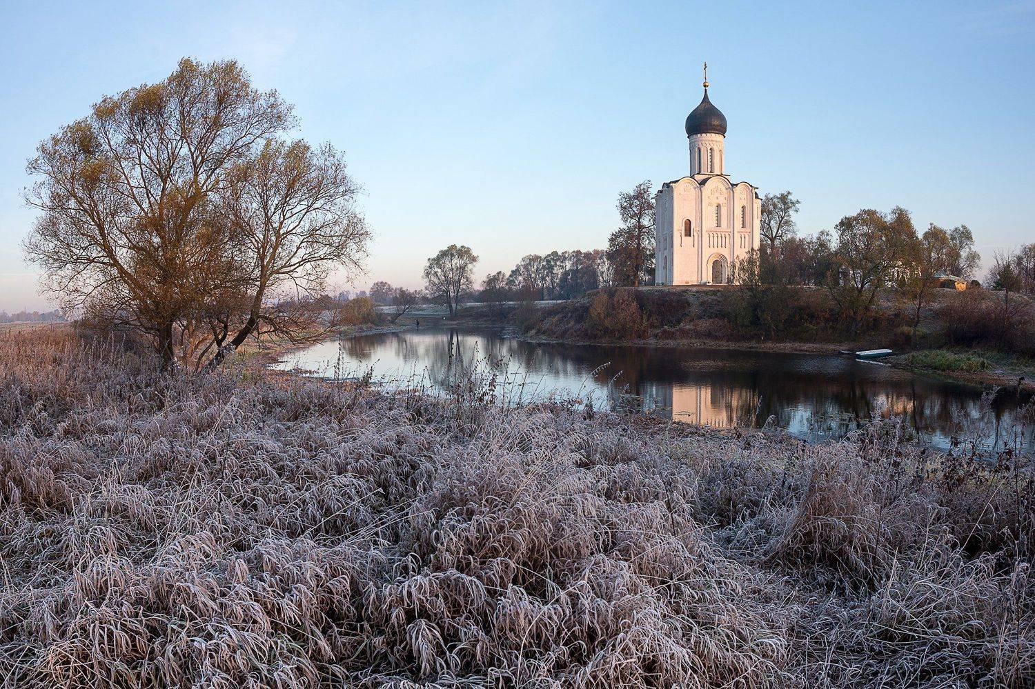 заморозки, изморозь, октябрь, храм покрова на нерли, храм покрова на нерли октябрь, Татьяна Белякова