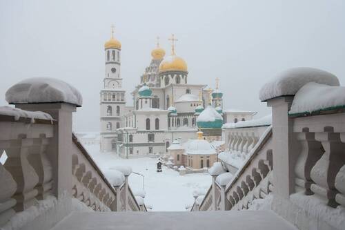 Февраль. Метёт