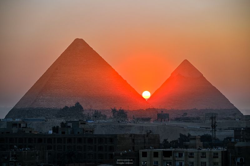Пирамиды и солнце фото превью