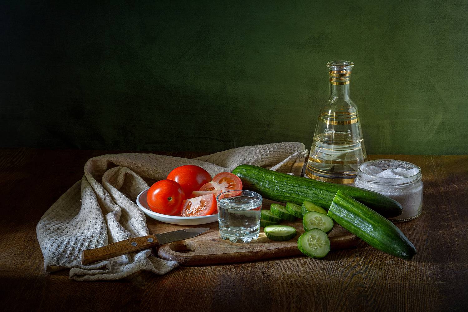 помидоры, огурцы, графинчик, стопка,тарелка, разделочная доска, нож, солонка, соль, Алексей Бычков