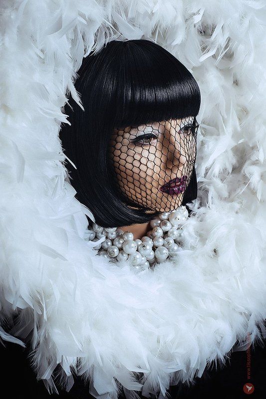 Портрет, украшения, жемчуг, перья, лицо, взгляд,  Жемчуг и перья фото превью