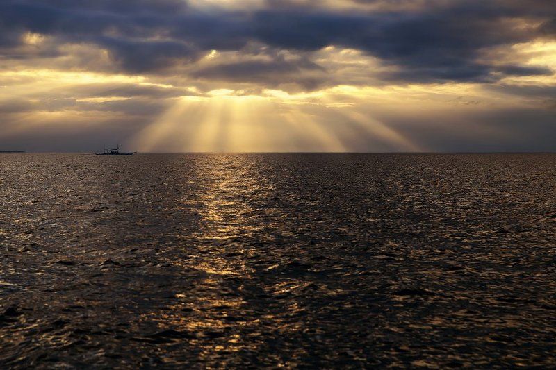 вода, горизонт, индийский океан, лодка, лучи, облака, тучи Снисхождение..... фото превью