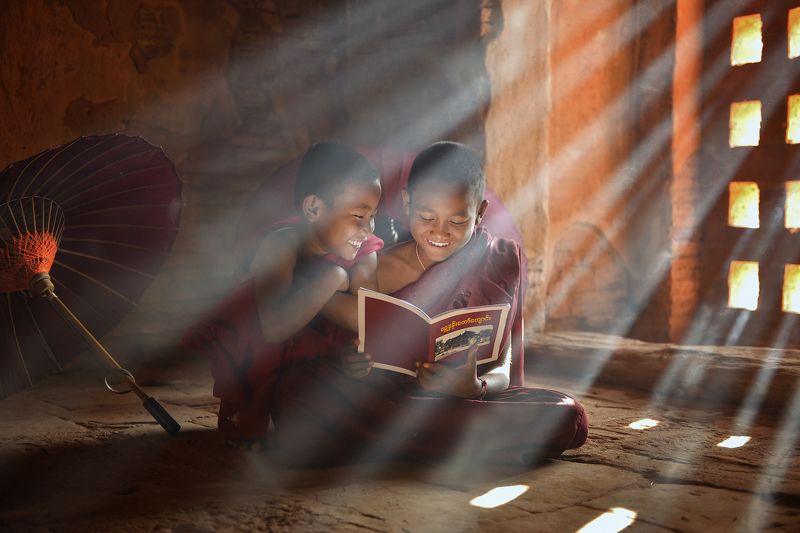 monk,asia,asian,bhudalist.bhudda,myanmar,burma,pray,reading,light,sunlight,raylight,happiness,madalay,travel,culture,jorney, The monk фото превью