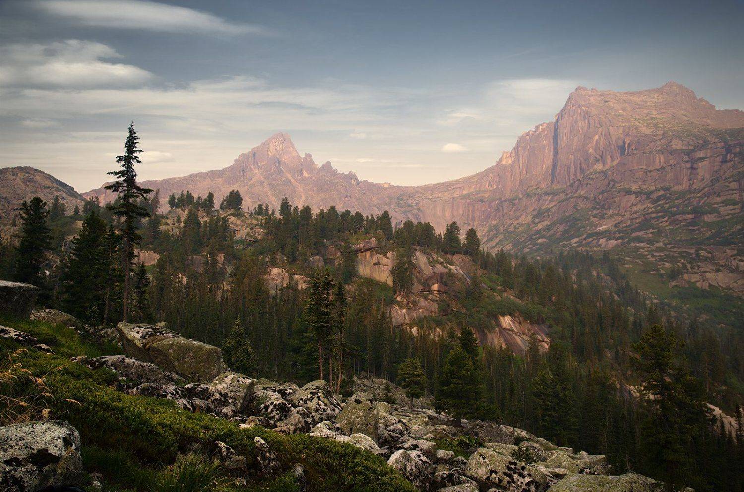 большой, вечер, вид, высокий, горы, деревья, ергаки, зеленый, камни, красивый, красноярский край, красный, озеро, оранжевый, пейзаж, природа, размер, разрешение, розовый, саяны, серый, сибирь, скалы, тайга, хвойный, Дмитрий Антипов