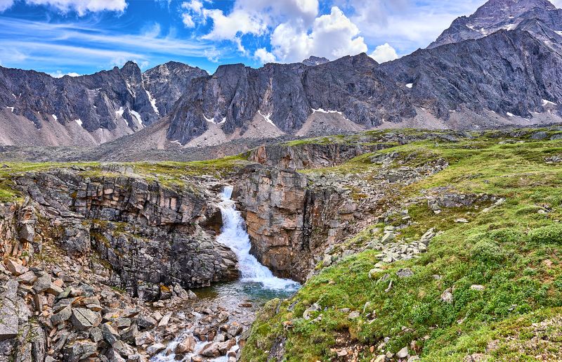 Водопад в горной тундре фото превью