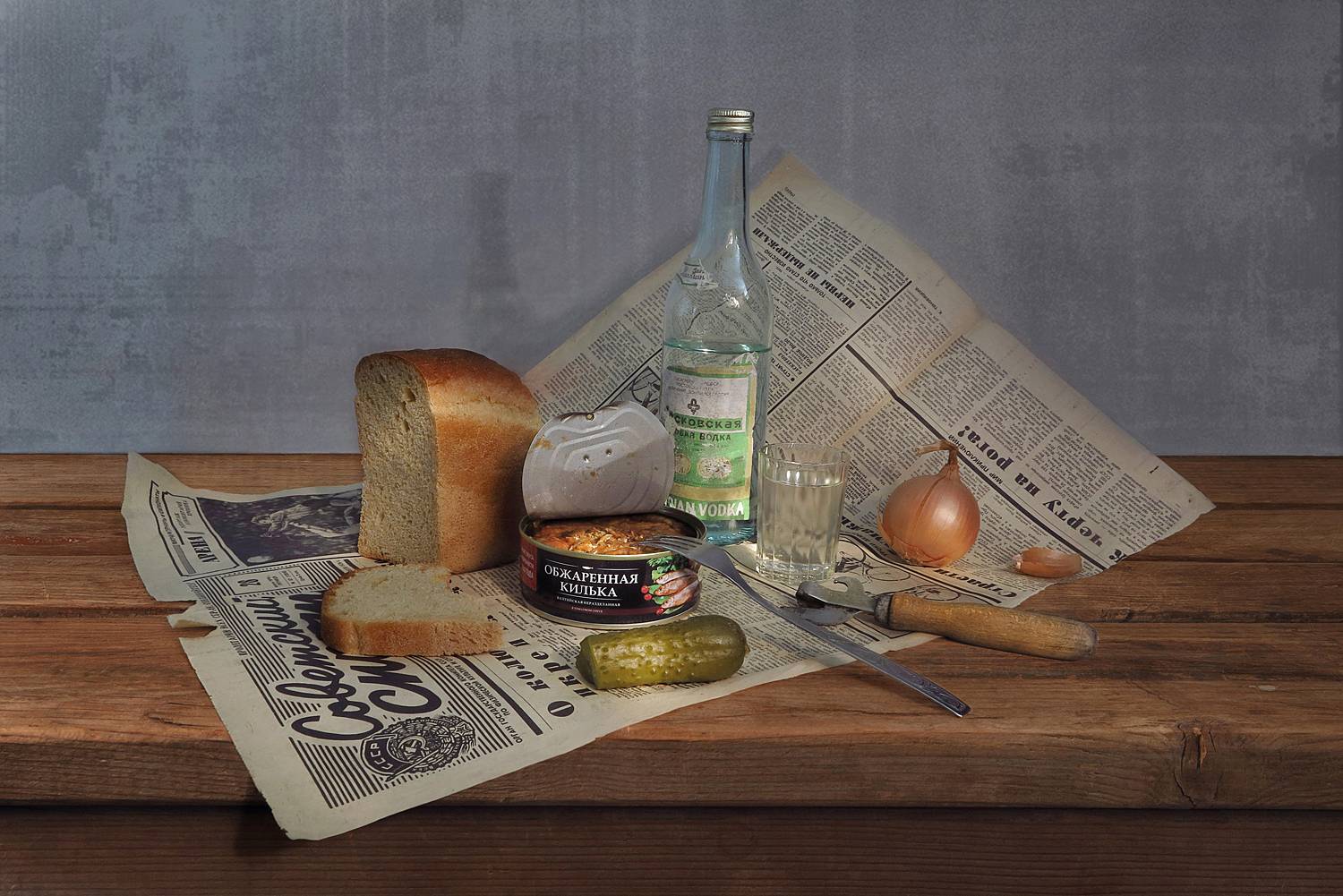 натюрморт,килька,бутылка,хлеб,лук,газета, Алла Шевченко