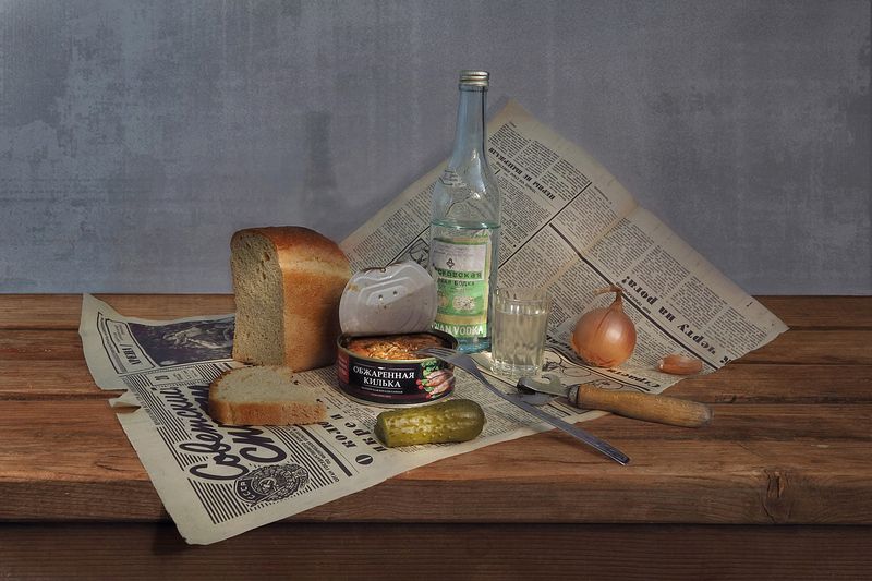 натюрморт,килька,бутылка,хлеб,лук,газета Килька в томате фото превью