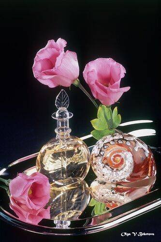 Духи, цветы и ракушка