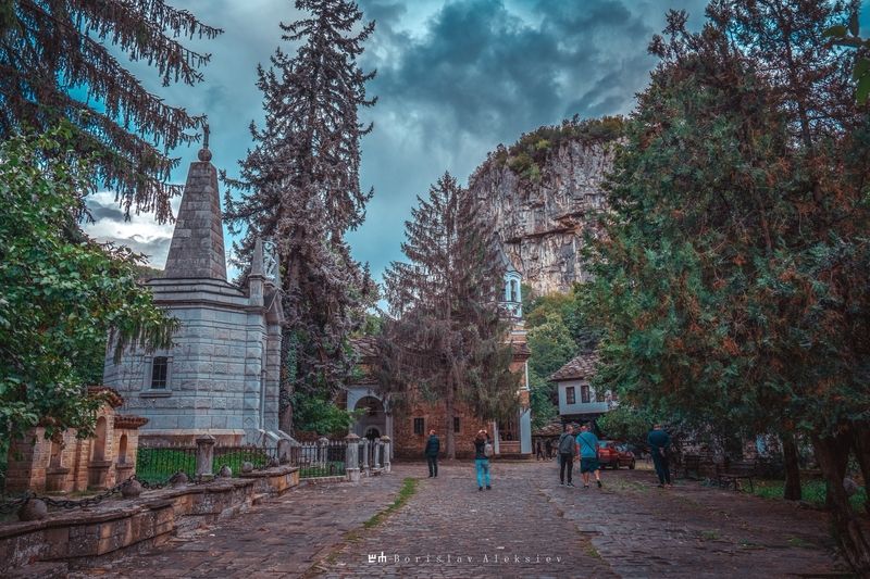 българия,bulgaria,дряновски манастир,the dryanovo monastery,dark,light,old,building,travel,rain,sky,clouds,rock, Дряновски манастир - The Dryanovo Monastery фото превью