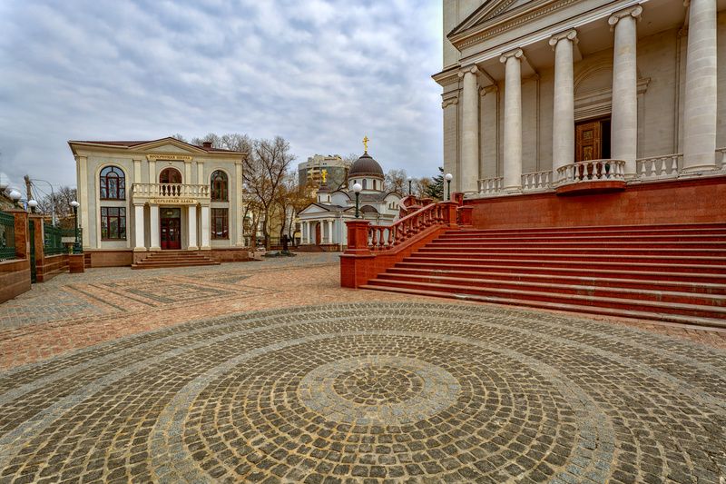 на территории Кафедрального Александра Невского Собора фото превью