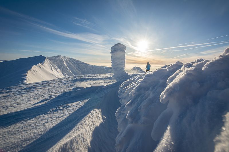 Заснеженный памятник на вершине горы Рабо. фото превью