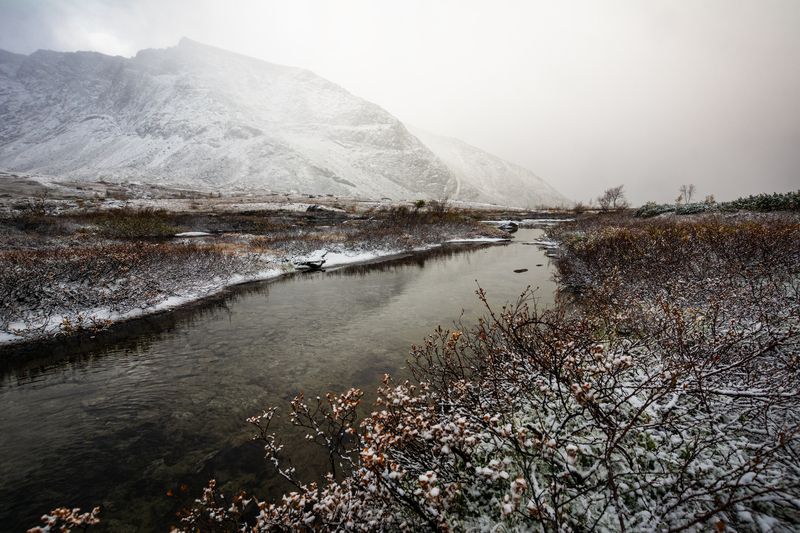Долина реки Малой Белой под первым снегом. фото превью
