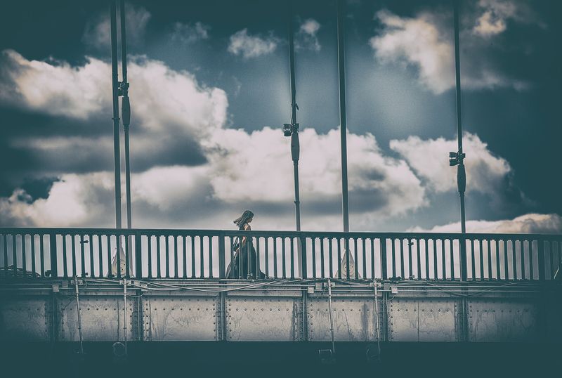 городские картинки, уличное фото, девушка, облака, крымский мост, москва По облакам фото превью