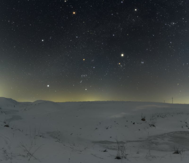 Замёрзший ручей на фоне зимнего неба фото превью