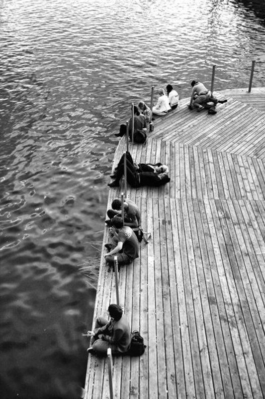 люди, пристань, москва-река, вода, набережная Каждый отдыхает по своему фото превью