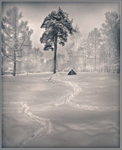 У стен монастыря...