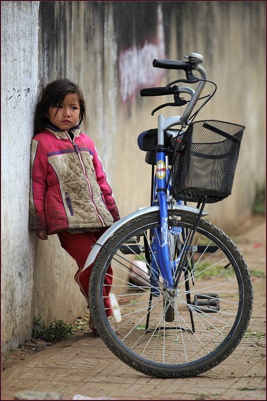 лаос, девочка, велосипед, грусть Грусть фото превью