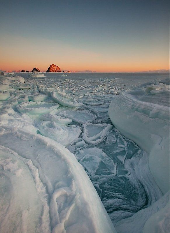 ...плавность линий льда в закате фото превью