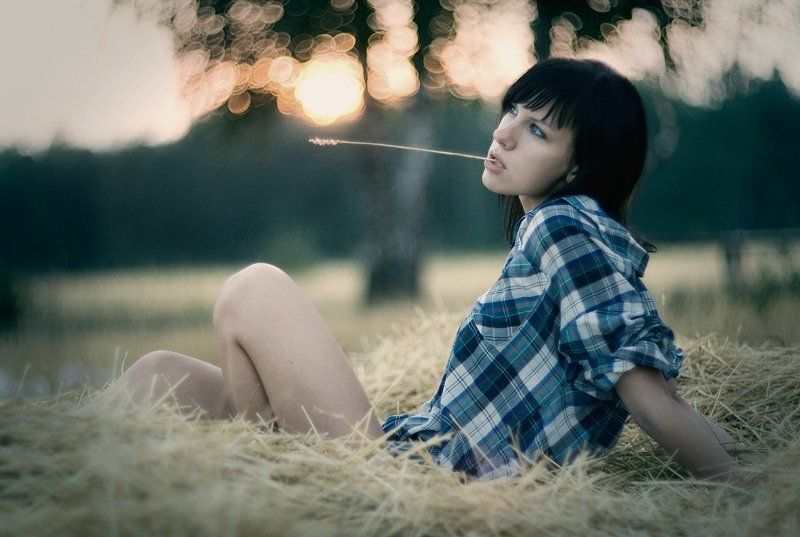 портрет, утро, лето, август, девушка, сено, рубашка 5 утра фото превью