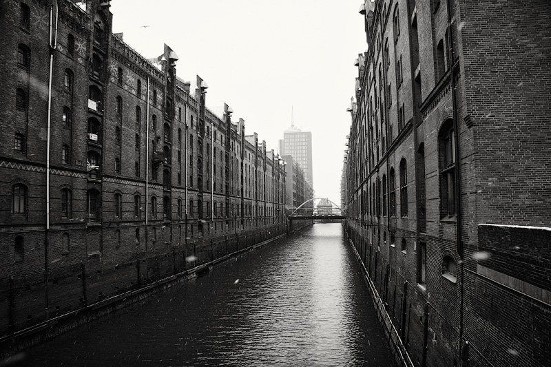 германия, гамбург, город, канал, вода, дом, здание, архитектура, история, склад, порт, окно, зима, dyadyavasya Разрезая массивы города фото превью
