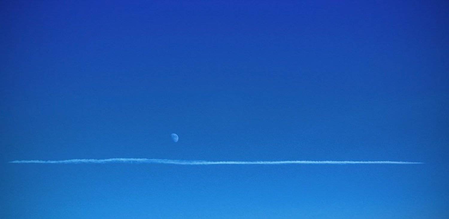 без ретуши, луна, инверсионный след, небо, Anton Ivashchenko
