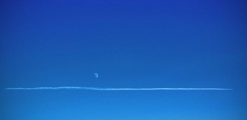без ретуши, луна, инверсионный след, небо Минимализм фото превью