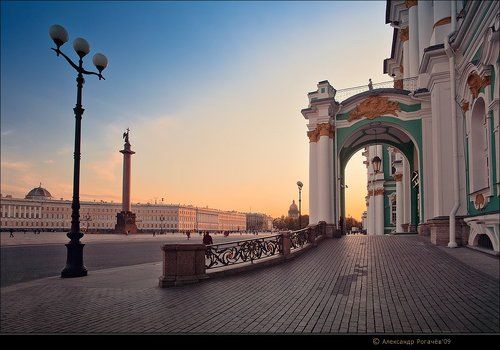 С парадной стороны.