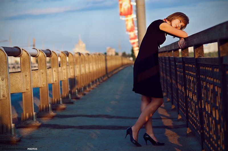 девушка,мост,закат,мысли мысли фото превью