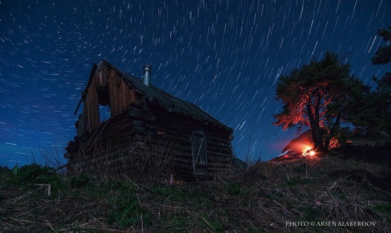 ИЗБУШКА, КОСТЁР И ЗВЁЗДНОЕ НЕБО фото превью